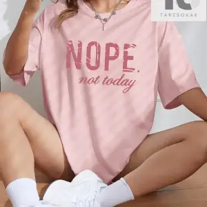 Wings & Letter Grafikli Düşük Omuzlu Tişört