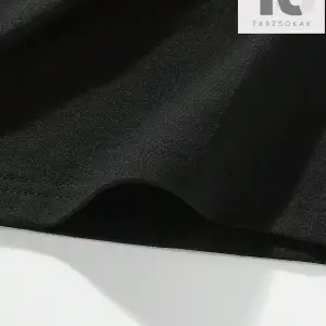 X Attack on Titan Erkek Figürü ve Japon Harfli Grafik Tişört