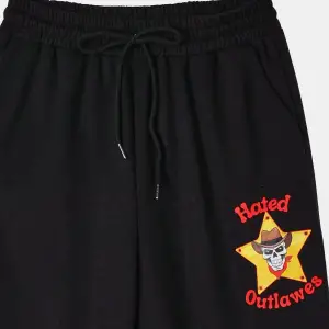 X Outlasted Letter Skull Graphic 4 Mevsim Eşofman