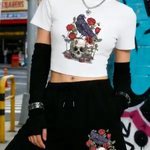 Yaz Gülleri Kafatasları Baskılı Babby TeeT-Shirt Şort Kadın İki Parçalı Set Diz Boyu Pantolon Yük