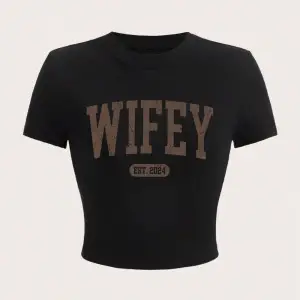 Yaz kadın kırpma t-shirt Wifey Est.2024 mektup baskı Streetwear nefes streç yumuşak kısa koll