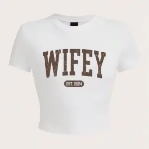 Yaz kadın kırpma t-shirt Wifey Est.2024 mektup baskı Streetwear nefes streç yumuşak kısa koll