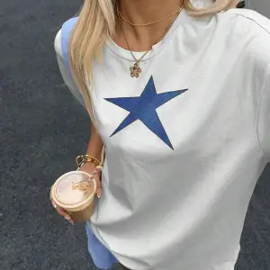 Yıldız Grafikli Yuvarlak Yaka Kısa Kollu Tişört