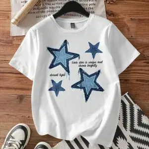 Yıldız Grafikli Yuvarlak Yaka Kısa Kollu Tişört