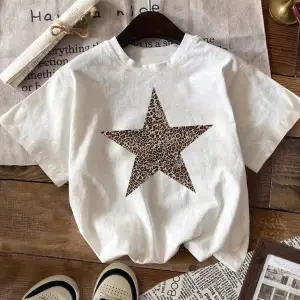 Yıldız Grafikli Yuvarlak Yaka Kısa Kollu Tişört