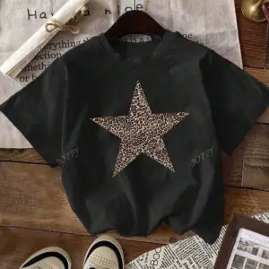 Yıldız Grafikli Yuvarlak Yaka Kısa Kollu Tişört