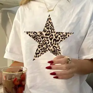 Yıldız Grafikli Yuvarlak Yaka Kısa Kollu Tişört