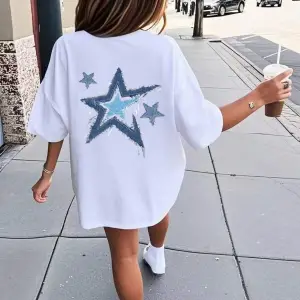 Yıldız Grafikli Yuvarlak Yaka Kısa Kollu Tişört