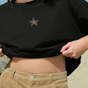 Yıldız Grafikli Yuvarlak Yaka Kısa Kollu Tişört