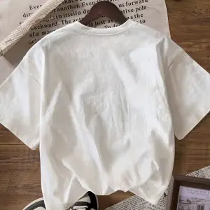 Yıldız Grafikli Yuvarlak Yaka Kısa Kollu Tişört