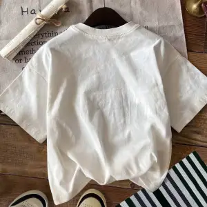 Yıldız Grafikli Yuvarlak Yaka Kısa Kollu Tişört