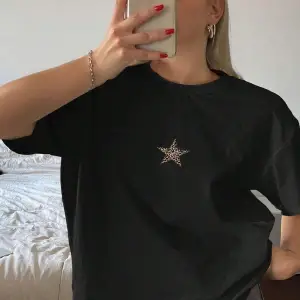 Yıldız Grafikli Yuvarlak Yaka Kısa Kollu Tişört