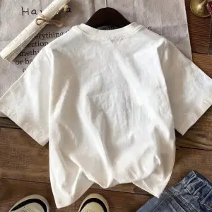 Yıldız Grafikli Yuvarlak Yaka Kısa Kollu Tişört