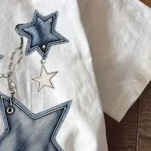 Yıldız Grafikli Yuvarlak Yaka Kısa Kollu Tişört