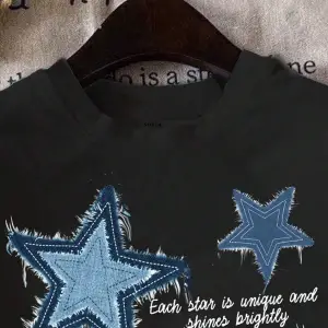 Yıldız Grafikli Yuvarlak Yaka Kısa Kollu Tişört