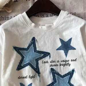 Yıldız Grafikli Yuvarlak Yaka Kısa Kollu Tişört