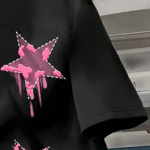 Yıldız Grafikli Yuvarlak Yaka Kısa Kollu Tişört