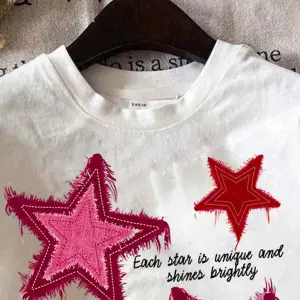 Yıldız Grafikli Yuvarlak Yaka Kısa Kollu Tişört