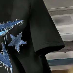 Yıldız Grafikli Yuvarlak Yaka Kısa Kollu Tişört