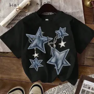 Yıldız Grafikli Yuvarlak Yaka Kısa Kollu Tişört