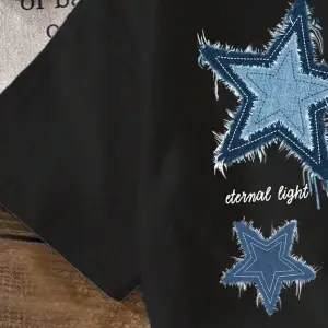 Yıldız Grafikli Yuvarlak Yaka Kısa Kollu Tişört