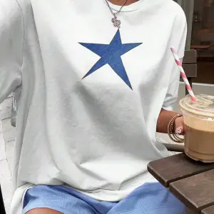 Yıldız Grafikli Yuvarlak Yaka Kısa Kollu Tişört