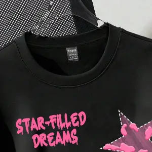 Yıldız Grafikli Yuvarlak Yaka Kısa Kollu Tişört