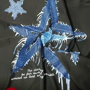 Yıldız Grafikli Yuvarlak Yaka Kısa Kollu Tişört