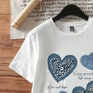 Yıldız Grafikli Yuvarlak Yaka Kısa Kollu Tişört