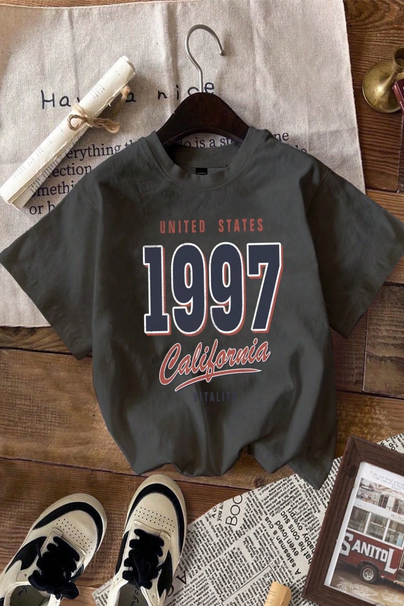 1997 Vintage Amerikan Yazı Tipi Stili Moda Rahat Baskılı Siyah Kısa Kollu Tiş