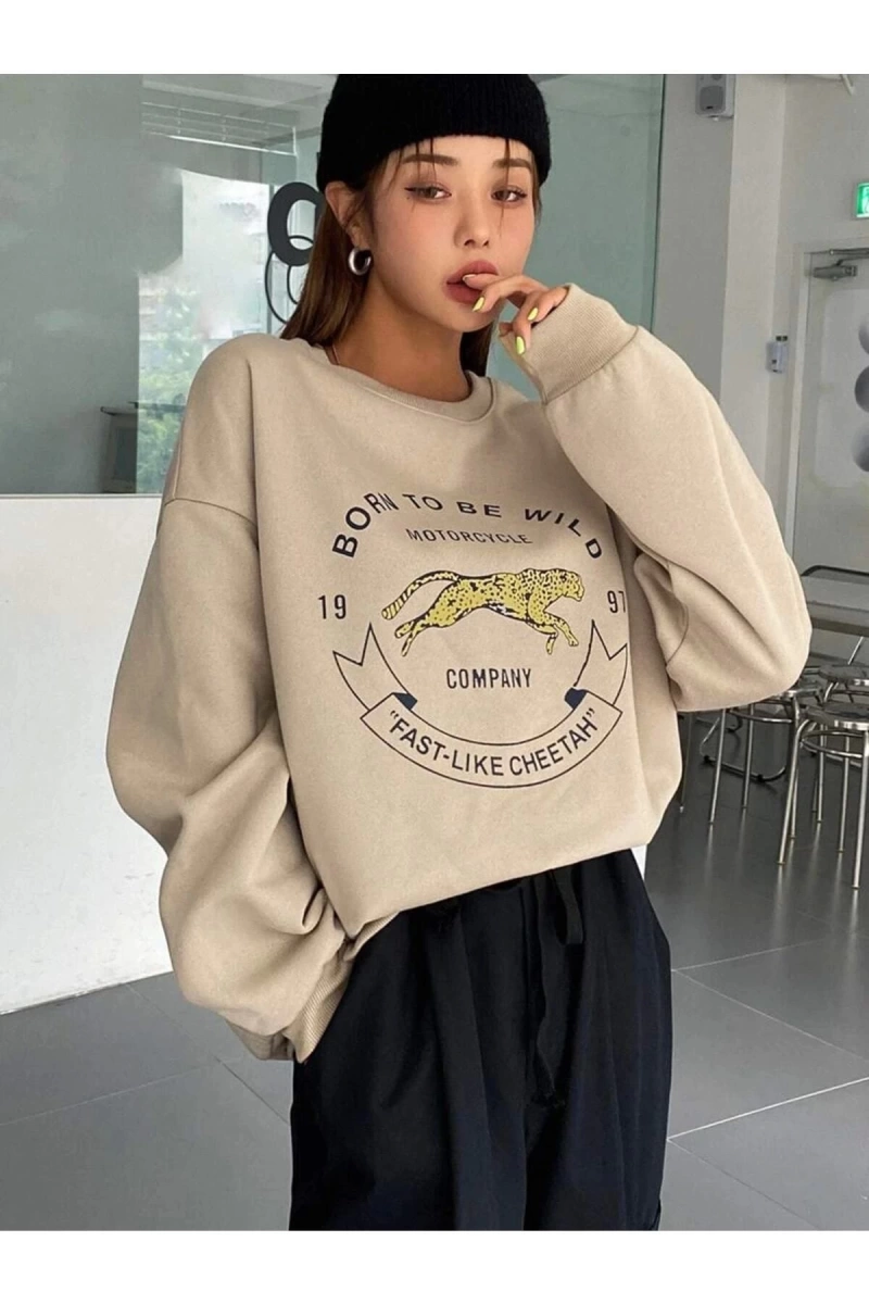 Kadın Bej Cheetah Baskılı Oversize Bisiklet Yaka Sweatshirt TYCF43C30N168741410