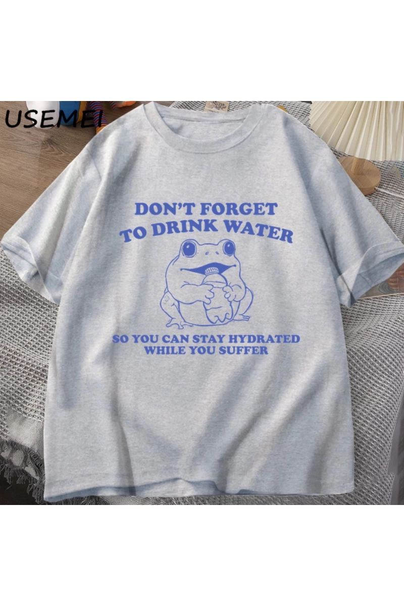 Acı çekerken hidrate kalmak T-Shirt Vintage stil komik kurbağa grafik Tee yaz pamuk kısa koll