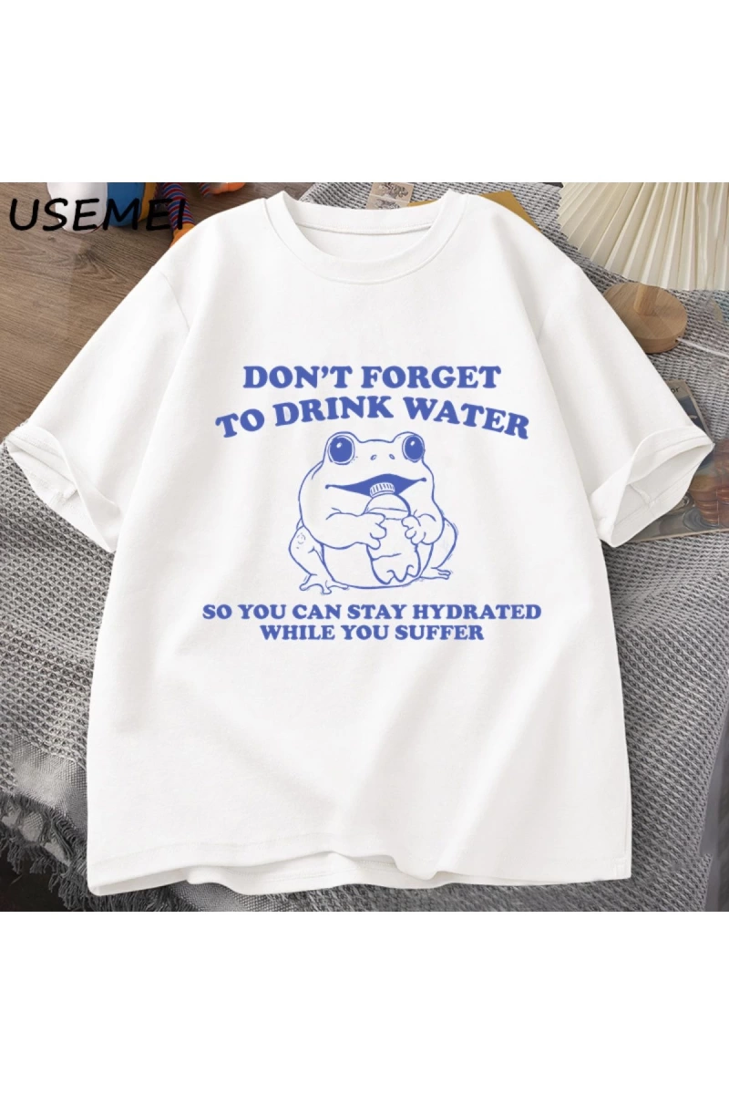 Acı çekerken hidrate kalmak T-Shirt Vintage stil komik kurbağa grafik Tee yaz pamuk kısa koll