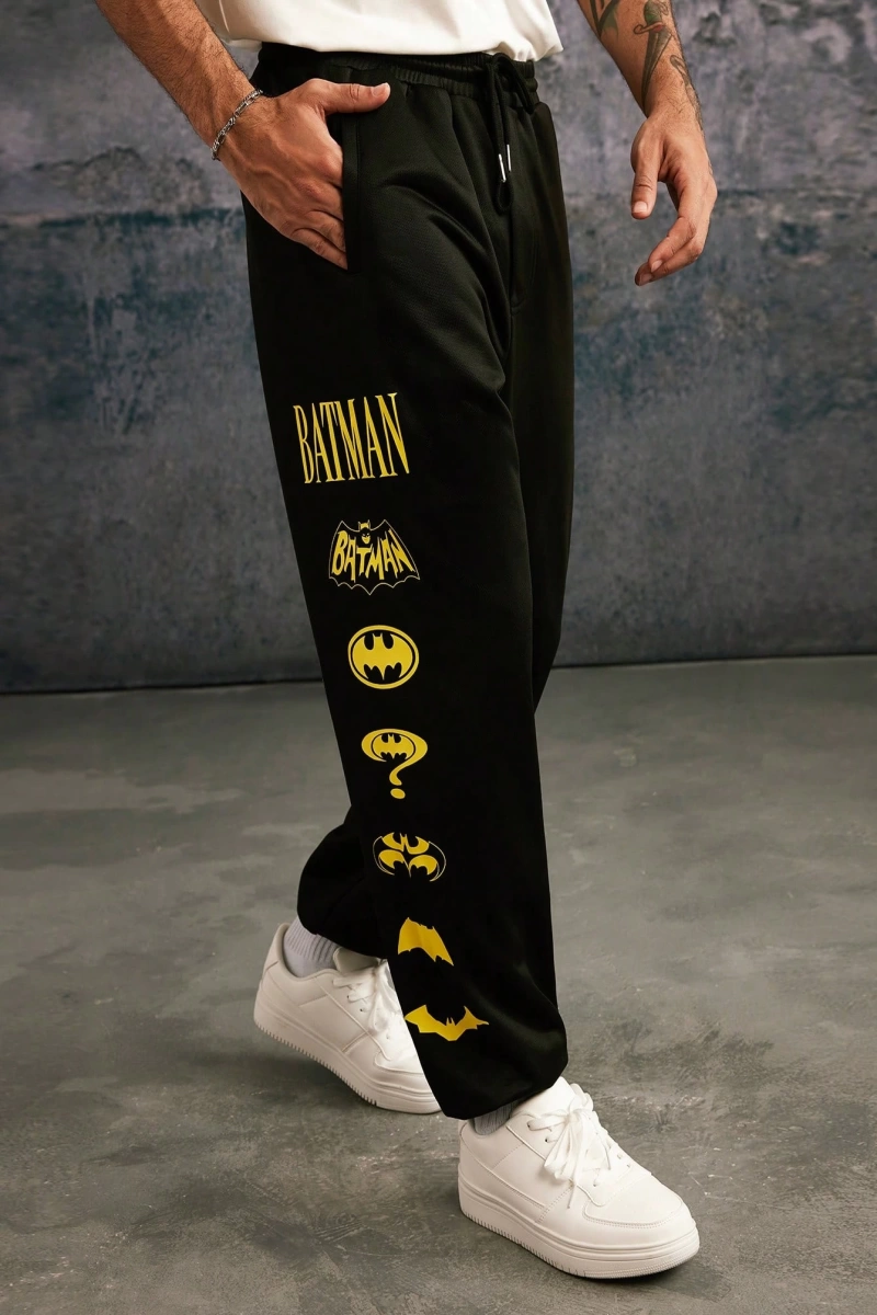 BATMAN X SHEIN 85. Erkek Günlük Bol Örgü Jogger Pantolon Çoklu Klasik Logo Baskıları, Siyah