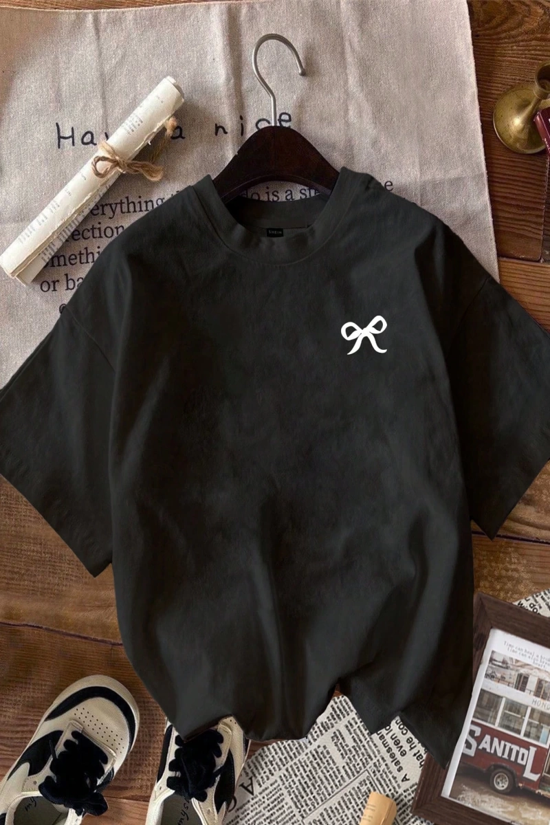 Büyük Beden Fiyonk Logo Baskılı Rahat Minimalist Desen Yuvarlak Yaka Kısa Kollu Tişö