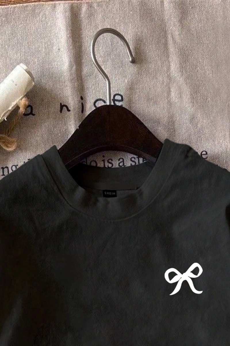 Büyük Beden Fiyonk Logo Baskılı Rahat Minimalist Desen Yuvarlak Yaka Kısa Kollu Tişö