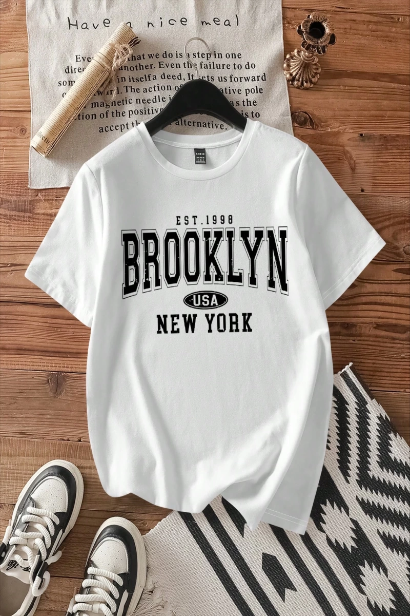 Casual Brooklyn Baskılı Yuvarlak Yaka Kısa Kollu Fitted Kadın Tişörtü, %34 Pamuk