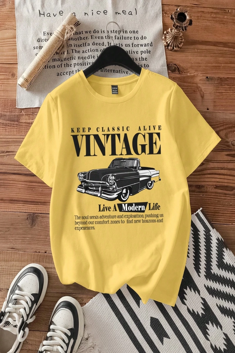 Casual Retro Kırmızı Araba Desenli %50 Pamuk Kadın Tişört