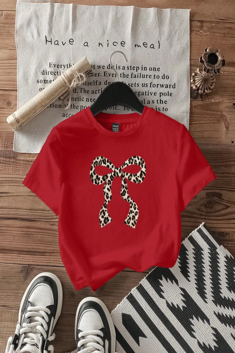DAZY Figure & Letter Grafik Düşük Omuzlu Tişört 18 MART AKŞAM GÖRÜNÜMÜ 1997 BUGÜN NE OLDUĞUNA