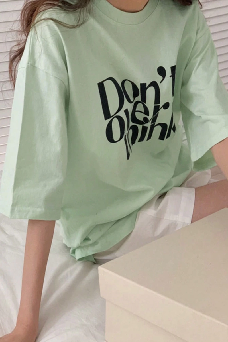 DAZY Harfli Grafik Düşük Omuzlu Tişört Fazla Düşünmeyin