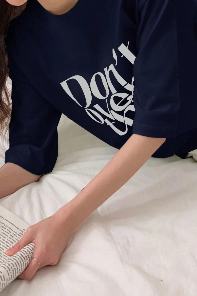 DAZY Harfli Grafik Düşük Omuzlu Tişört Fazla Düşünmeyin