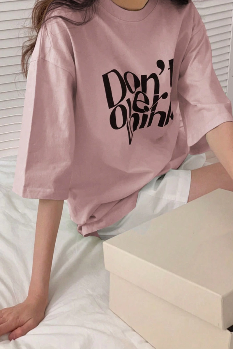 DAZY Harfli Grafik Düşük Omuzlu Tişört Fazla Düşünmeyin