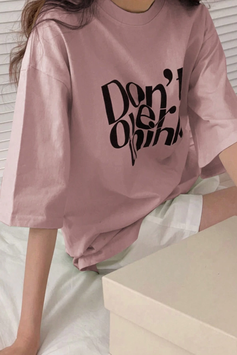 DAZY Harfli Grafik Düşük Omuzlu Tişört Fazla Düşünmeyin