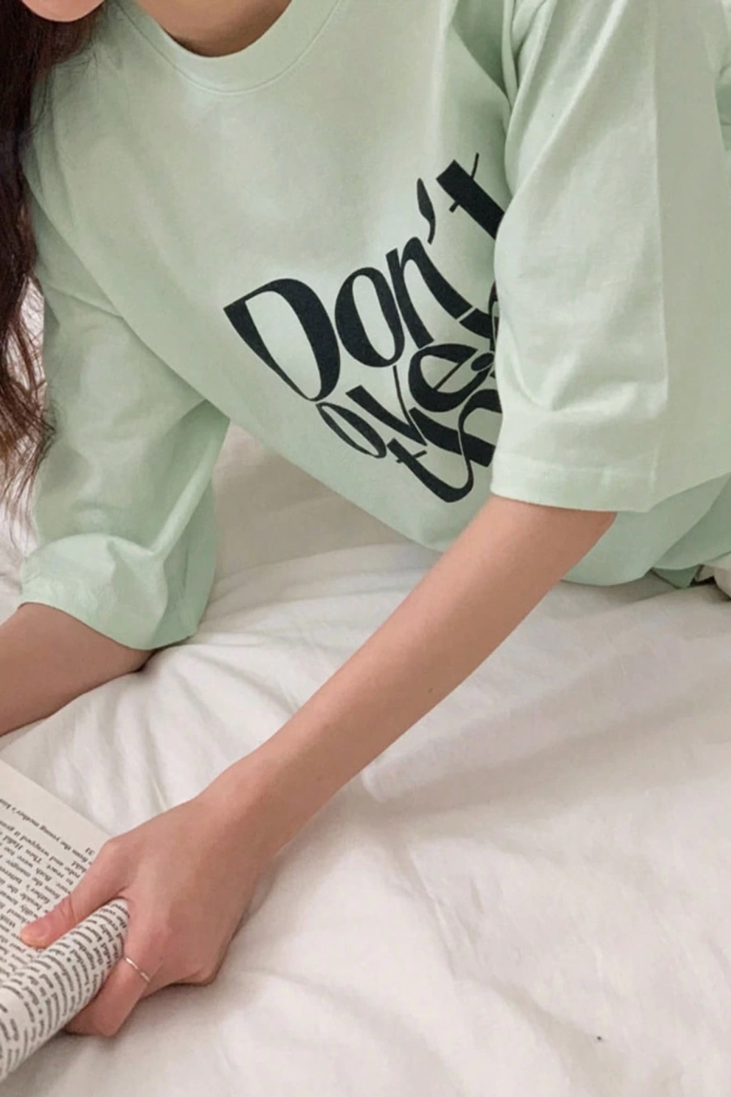 DAZY Harfli Grafik Düşük Omuzlu Tişört Fazla Düşünmeyin