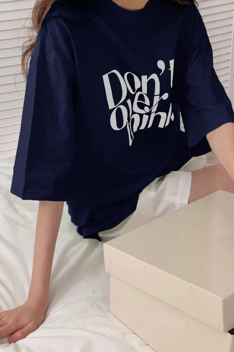DAZY Harfli Grafik Düşük Omuzlu Tişört Fazla Düşünmeyin