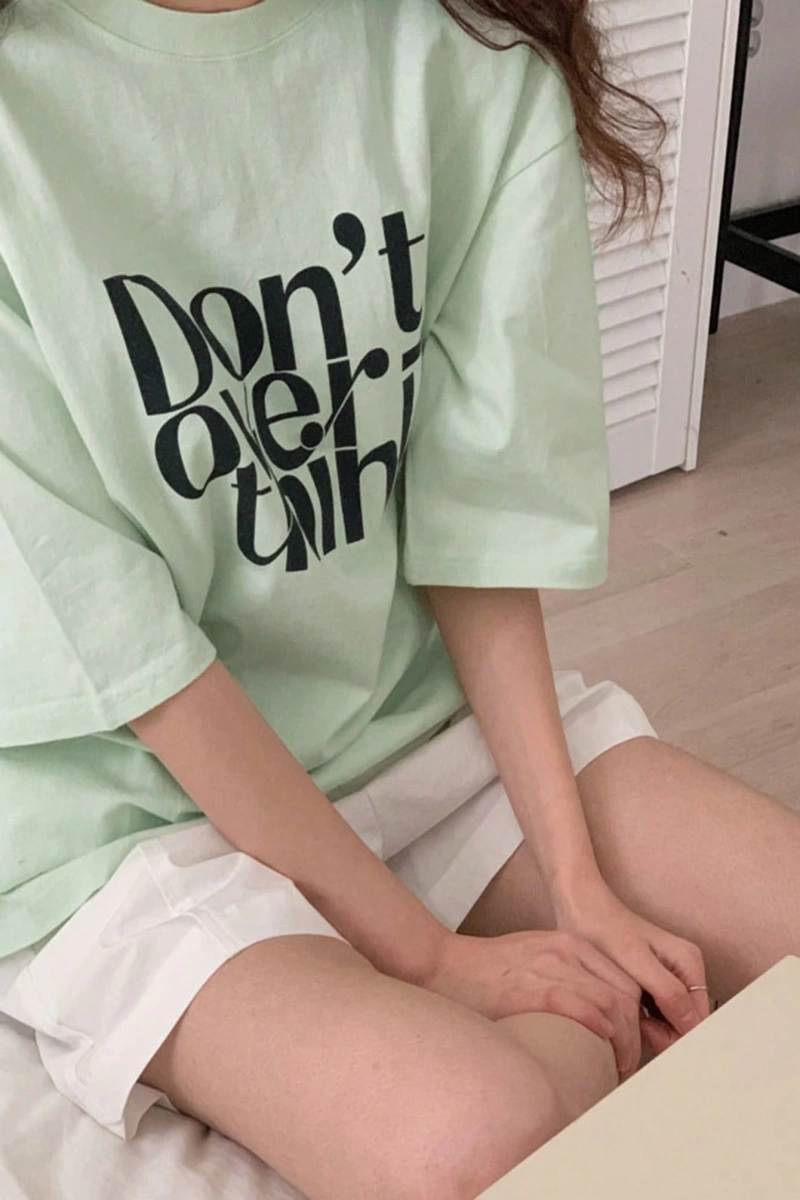 DAZY Harfli Grafik Düşük Omuzlu Tişört Fazla Düşünmeyin