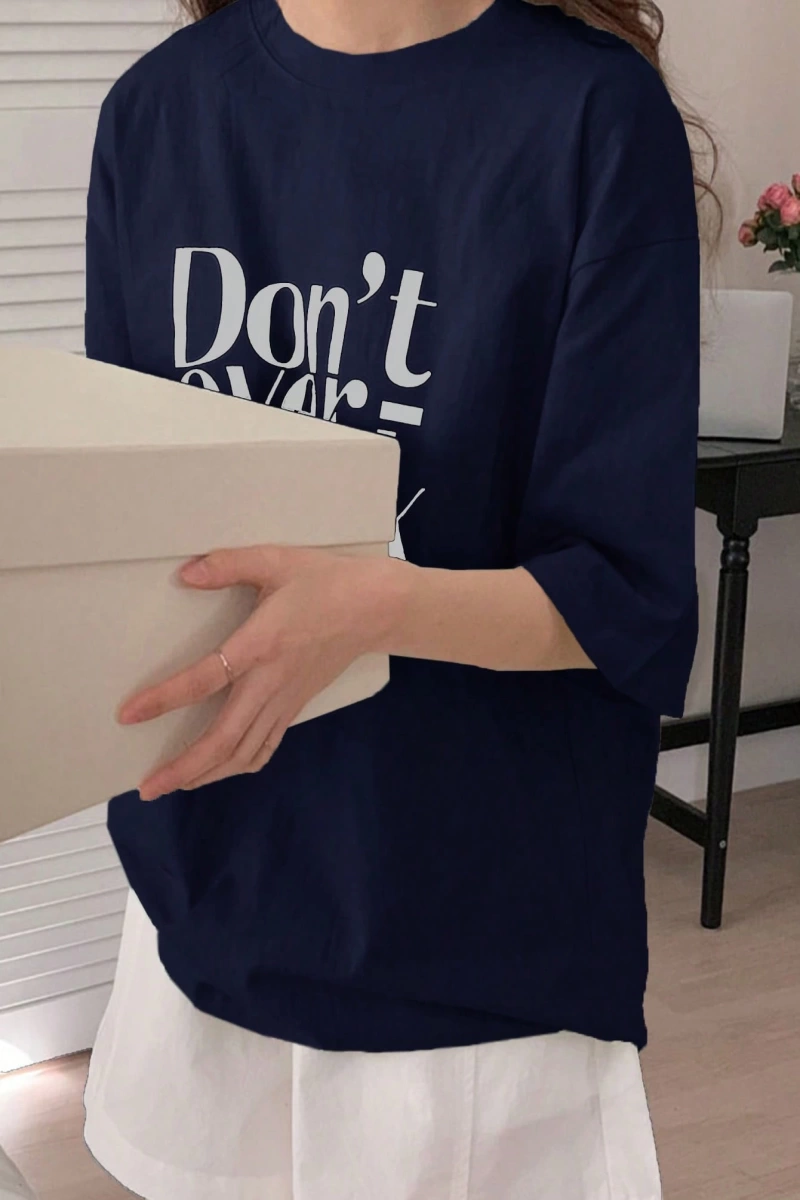 DAZY Harfli Grafik Düşük Omuzlu Tişört Fazla Düşünmeyin