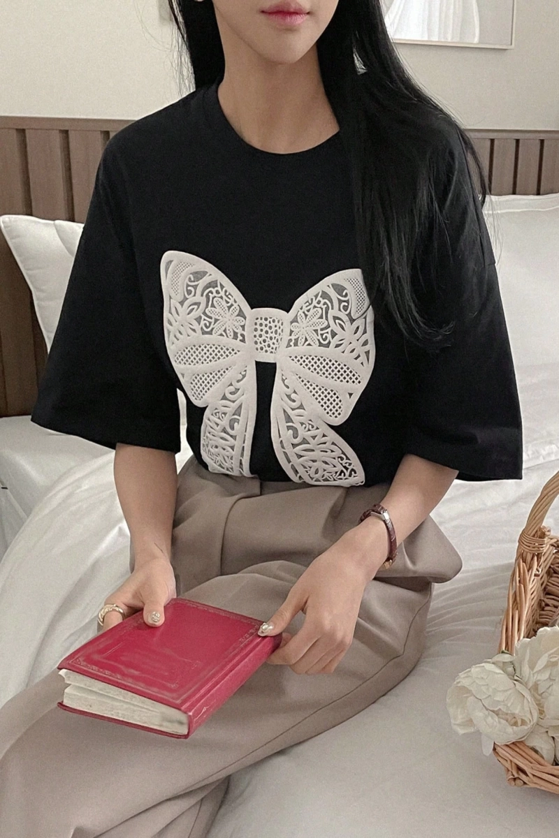 DAZY Kadın Kısa Kollu Fiyonk Desenli ve Yuvarlak Yakalı Tişört