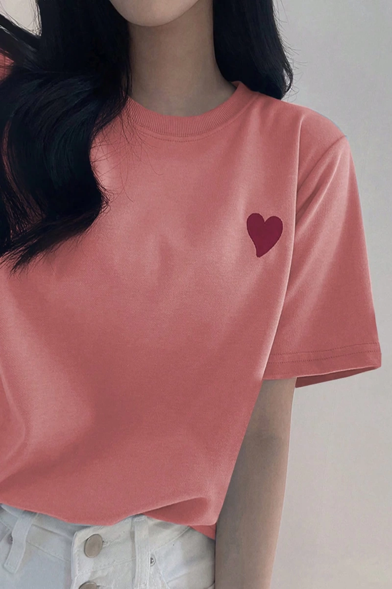 DAZY Kadın Yuvarlak Yaka İşlemeli Kontrast Renkli Kalp Minimalist Desenli Tişört