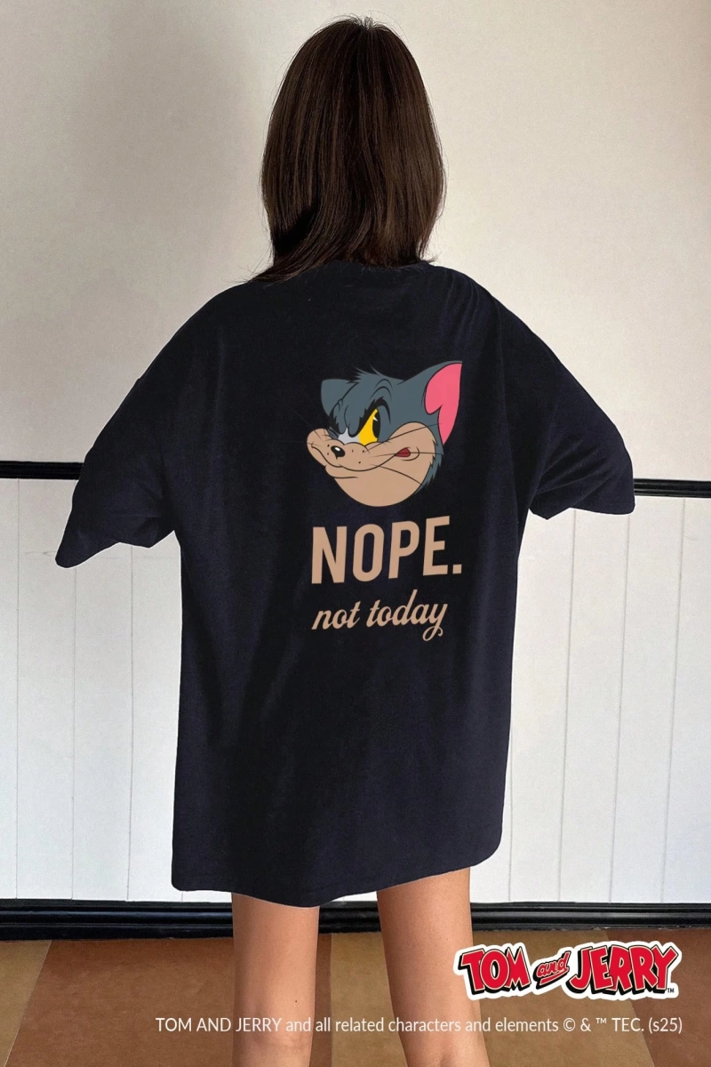 DAZY TOM AND JERRY X DAZY Bol Kesim Yuvarlak Yaka Mektup Baskılı Uzun Günlük Kadın Tişörtü